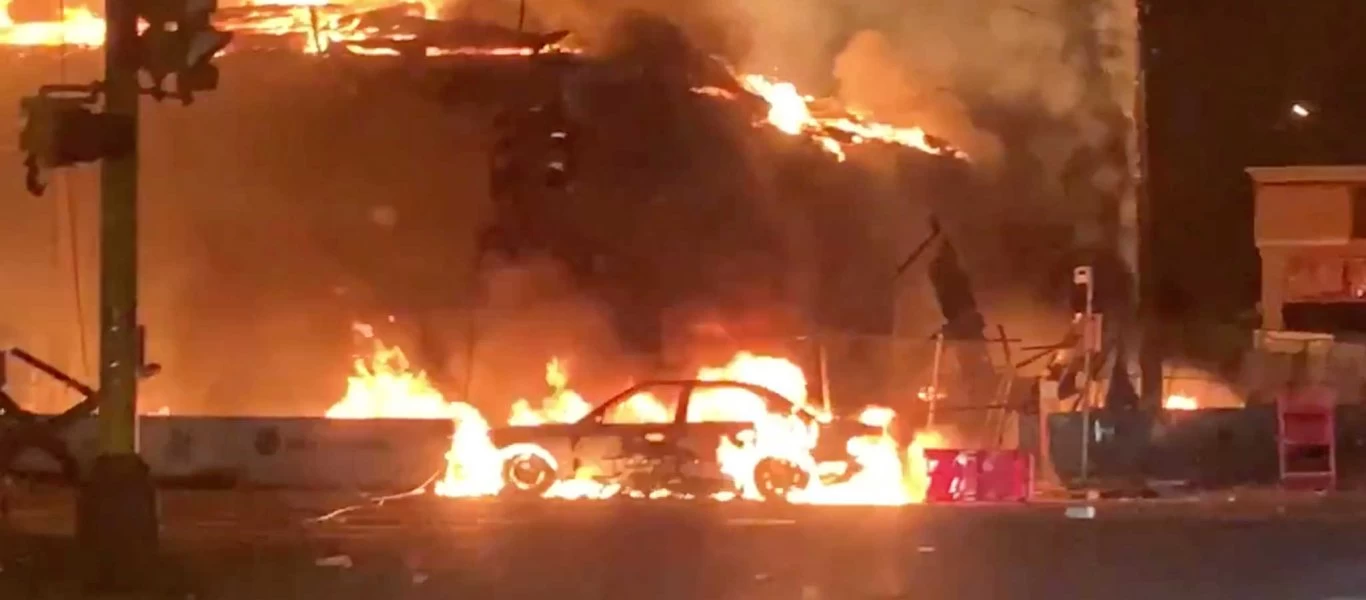 Οργή στις ΗΠΑ - Φλέγεται η Μινεάπολη: Εικόνες από τα επεισόδια που έγιναν για τη δολοφονία του Αφροαμερικανού (βίντεο)